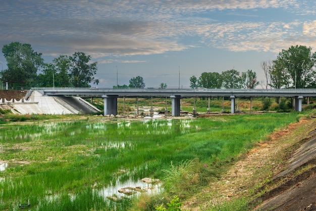 Ponte sobre o rio Abin na cidade de Abinsk