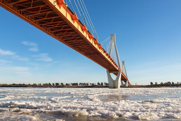 Ponte sobre o rio coberta de gelo