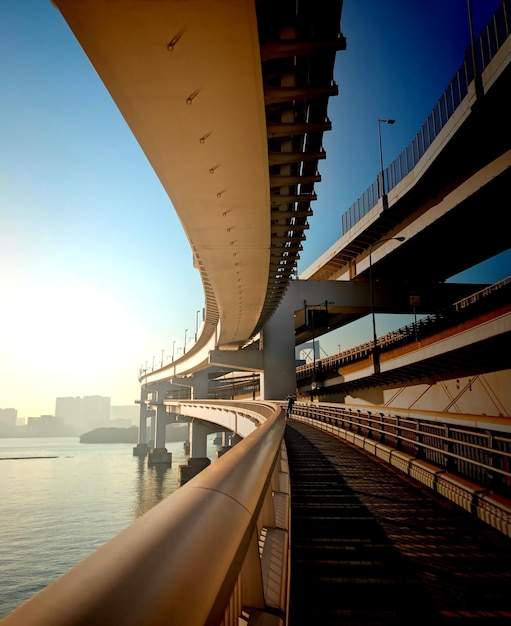 Foto ponte sobre o rio com edifícios no fundo