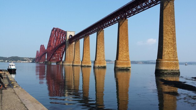 Foto ponte sobre o rio contra o céu claro