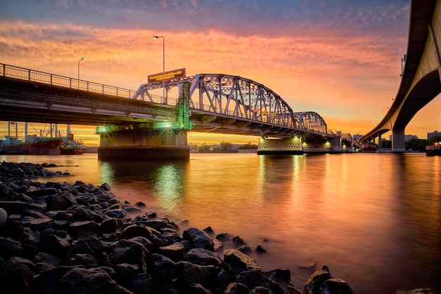 Ponte sobre o rio contra o céu durante o pôr do sol