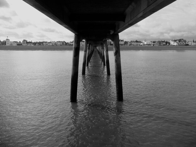 Foto ponte sobre o rio contra o céu na cidade