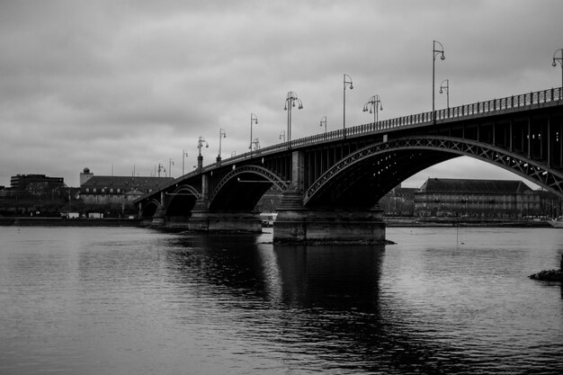 Ponte sobre o rio contra o céu nublado