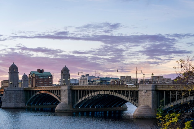 Foto ponte sobre o rio contra o céu nublado