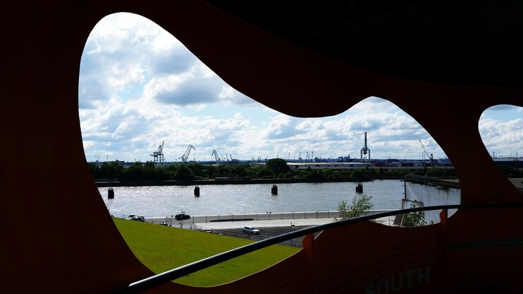 Foto ponte sobre o rio contra o céu nublado
