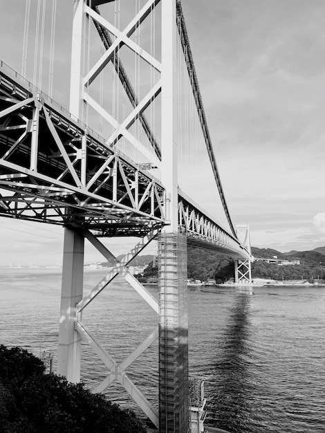 Foto ponte sobre o rio contra o céu