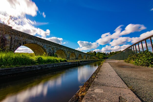 Foto ponte sobre o rio contra o céu