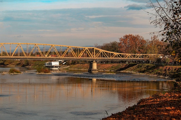 Ponte sobre o rio contra o céu