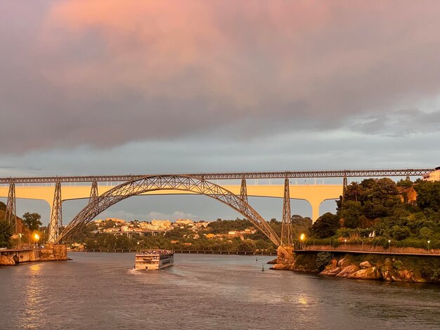 Ponte sobre o rio contra o céu