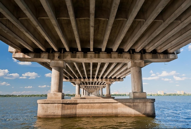 Ponte sobre o rio Dnieper em UraineView da ponte