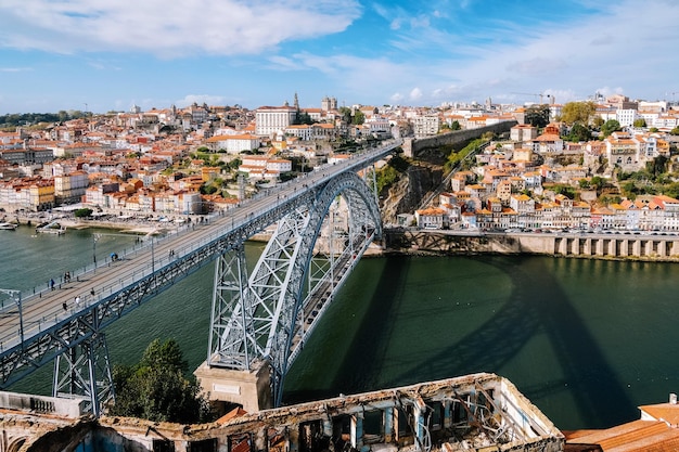 Foto ponte sobre o rio douro contra edifícios em porto, portugal