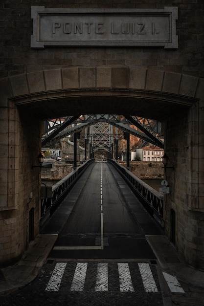 Foto ponte sobre o rio douro na cidade de porto no outono em portugal