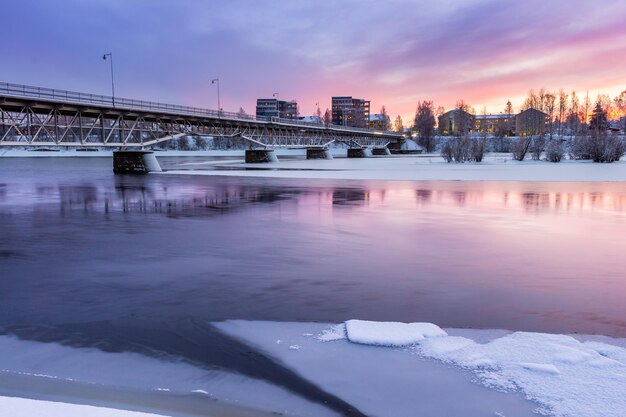 Foto ponte sobre o rio durante o inverno