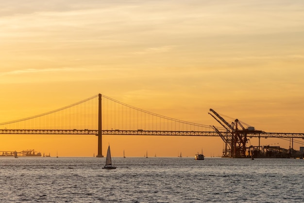 Ponte sobre o rio e guindastes industriais na água