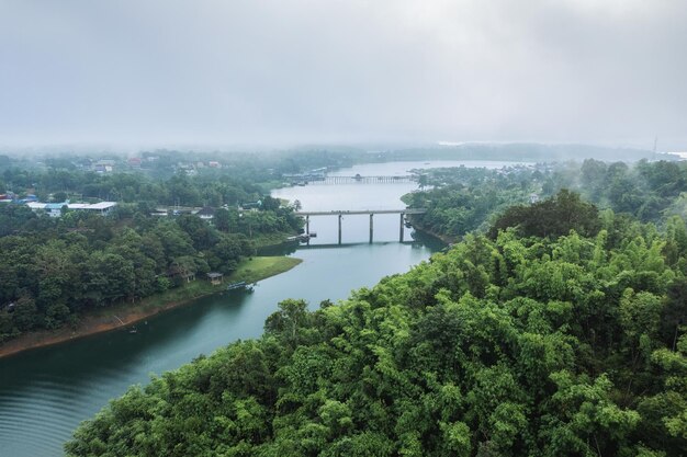 Ponte sobre o rio entre a floresta tropical pela manhã na zona rural