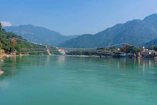 Ponte sobre o rio Ganges em Rishikesh Índia