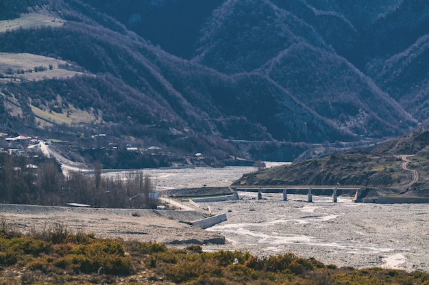 Ponte sobre o rio na aldeia Lahij