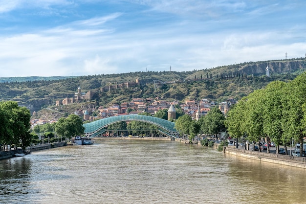 Ponte sobre o rio na cidade contra o céu nublado