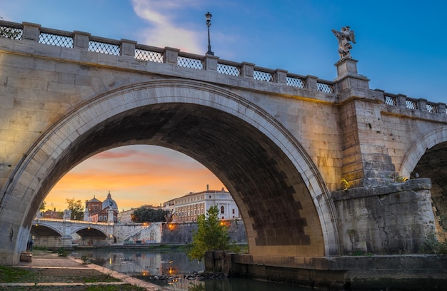 Ponte sobre o rio na cidade contra o céu