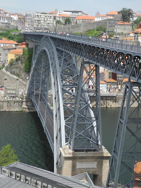 Ponte sobre o rio na cidade