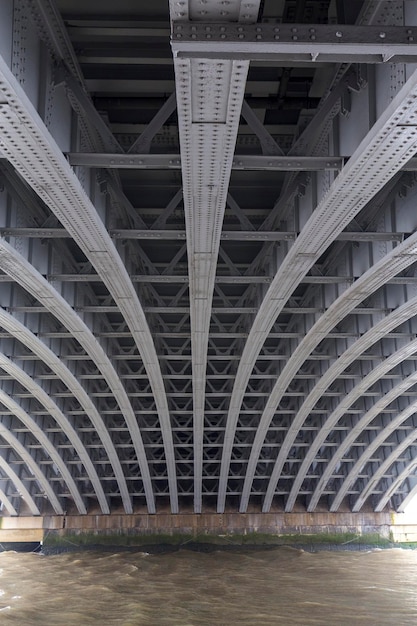 Foto ponte sobre o rio na cidade