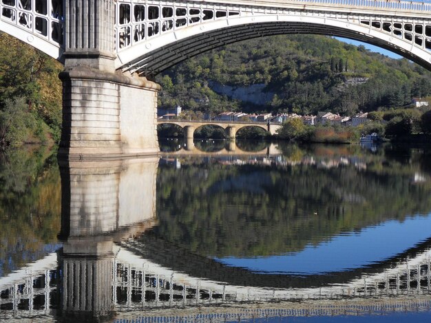 Foto ponte sobre o rio na cidade