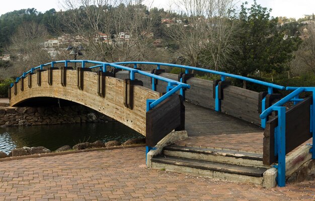 Ponte sobre o rio no parque