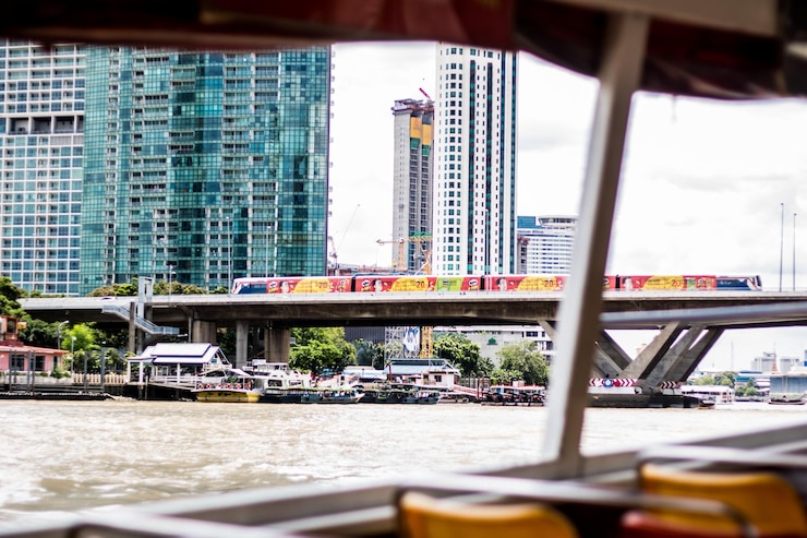 Foto ponte sobre o rio por edifícios na cidade