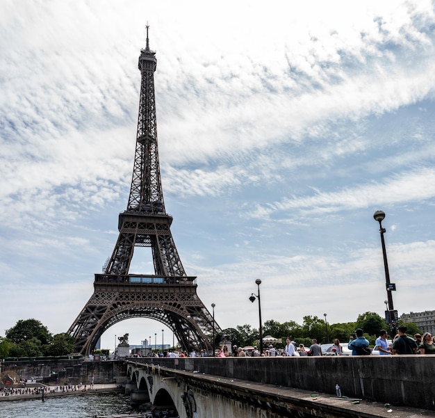 Ponte sobre o rio Sena com a Torre Eiffel ao fundo Paris França