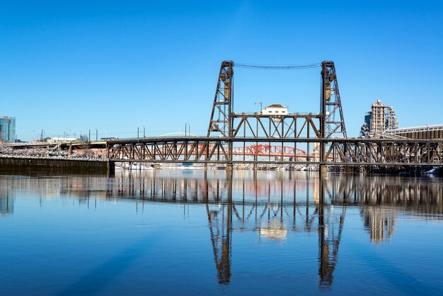 Foto ponte sobre o rio willamette contra o céu azul claro