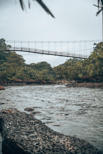 Foto ponte sobre o rio