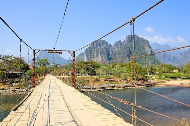 Ponte sobre Song River, Vang Vieng