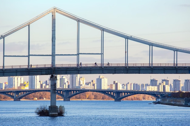 Ponte sobre um grande rio em uma cidade industrial moderna