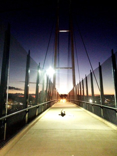 Foto ponte suspensa ao anoitecer