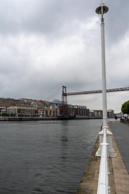 ponte suspensa biscaia estrutura metálica considerada patrimônio mundial para transporte com céu nublado