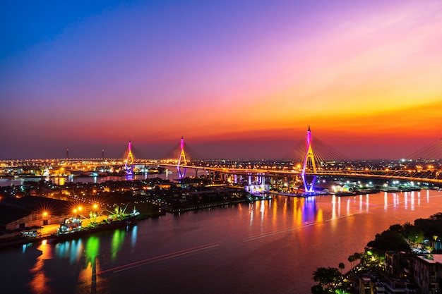 Ponte suspensa de bhumibol sobre o rio chao phraya ao pôr do sol na cidade de bangkok, tailândia