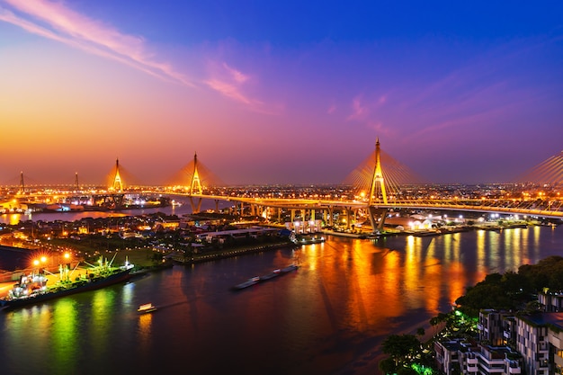 Ponte suspensa de Bhumibol sobre o rio Chao Phraya com o nascer do sol na cidade de Bangkok, Tailândia