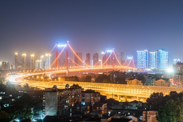 Ponte suspensa de Wuhan fechada à noite China