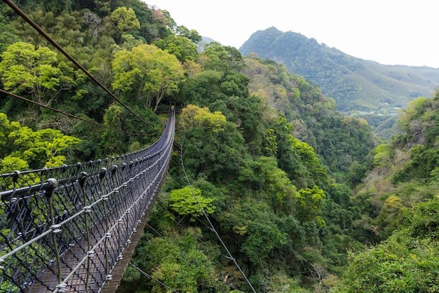 Foto ponte suspensa em xiao wulai skywalk em taoyuan turismo de taiwan