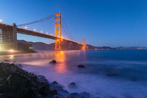 Foto ponte suspensa sobre o mar