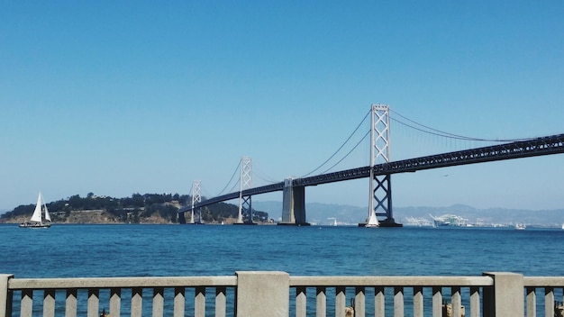 Foto ponte suspensa sobre o mar