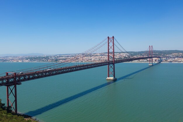 Foto ponte suspensa sobre o mar