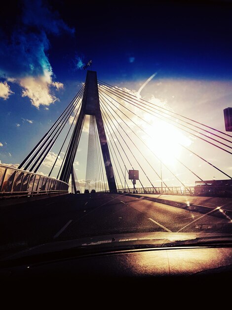 Foto ponte suspensa sobre o rio