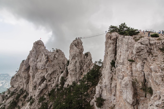 Ponte suspensa sobre um penhasco nas montanhas Ai-Petri Crimeia