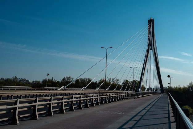 Ponte Swietokrzyski sobre a estrada de bicicleta do Rio Vístula