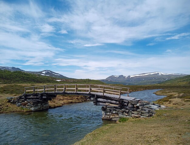 Foto ponte tradicional de madeira e pedra no vale de grimsdalen, na noruega