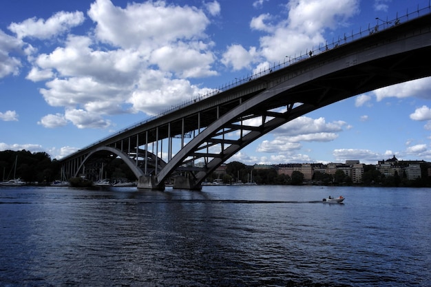 Ponte Tranebergsbron sobre o rio contra o céu