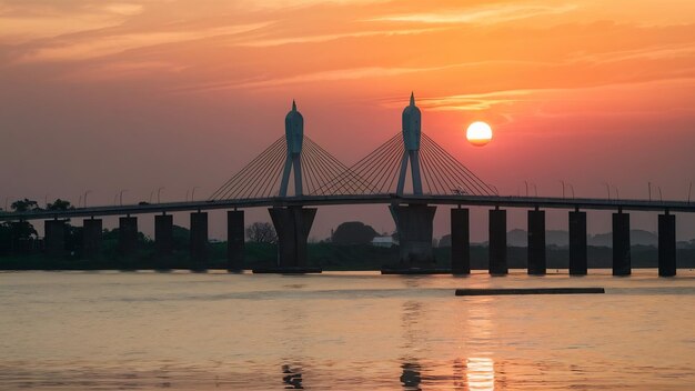 Foto ponte u bein em mianmar ao pôr-do-sol