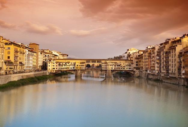 Ponte Vecchio al atardecer, Florencia, Italia
