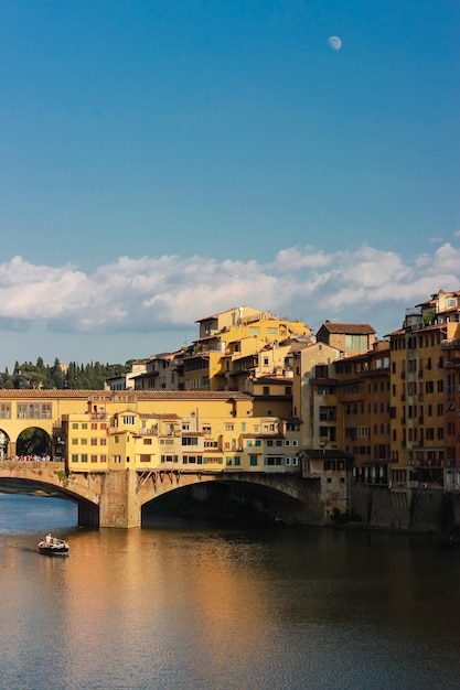 Ponte Vecchio an einem sonnigen Tag in Florenz